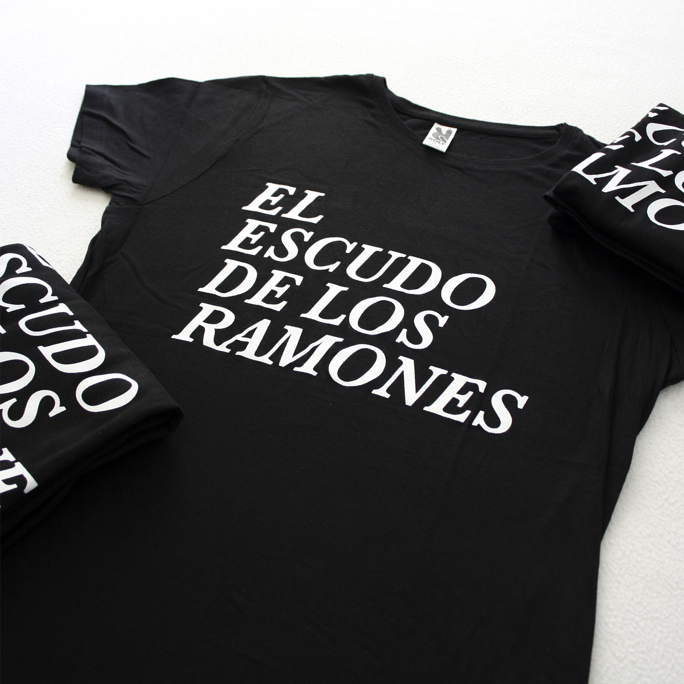 Camisetas 1000x0001 - El escudo de Los Ramones grupo chica